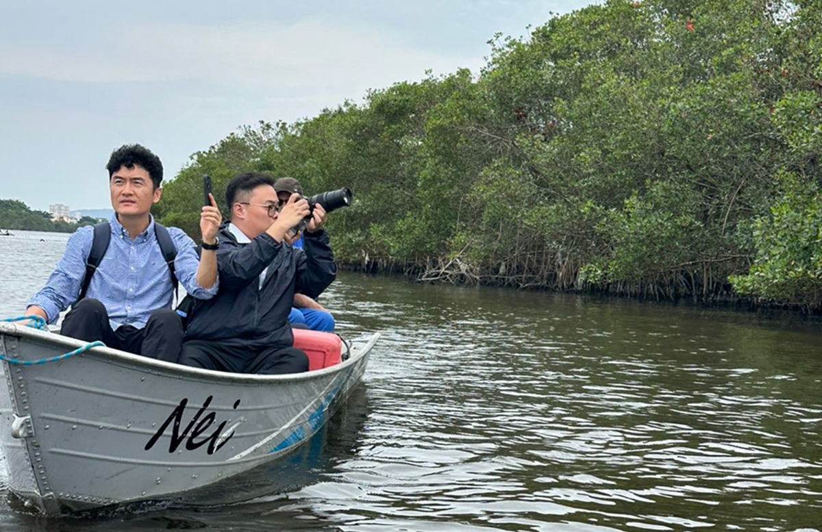 Comitiva elogia iniciativa sustentável e discute possíveis parcerias com o município