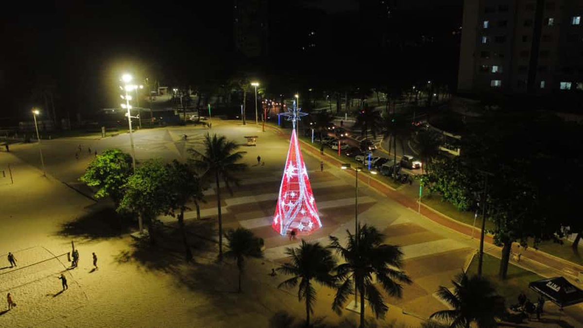 Um dos destaques é a árvore instalada na Fonte das Crianças, na Orla do Gonzaguinha
