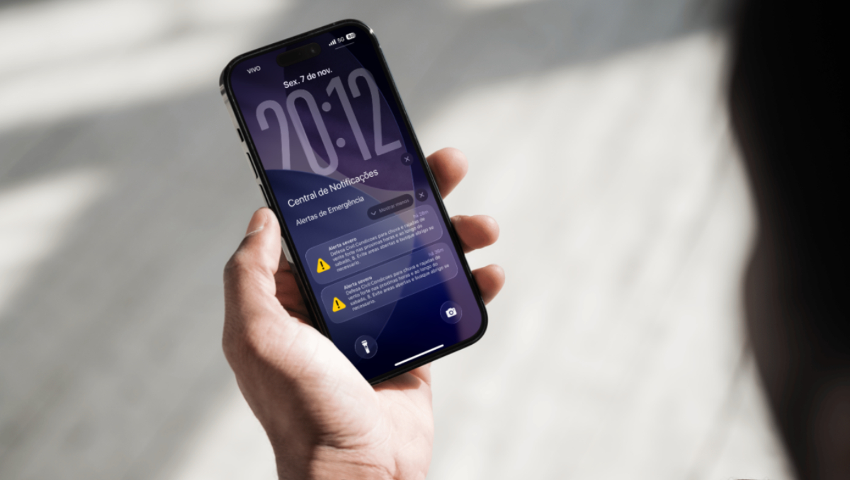 O aviso foi enviado por mensagens de texto (SMS) e também por alertas sonoros em aparelhos celulares