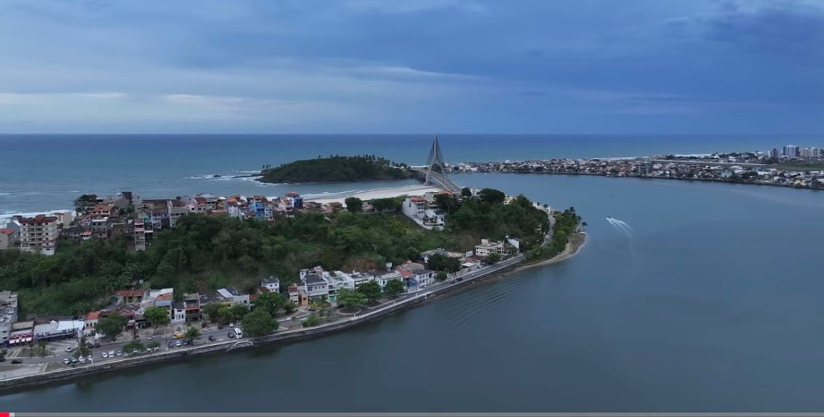 Com cerca de 165 mil habitantes e economia baseada no turismo, serviços e cultivo do cacau, Ilhéus oferece uma experiência que vai além das belezas naturais