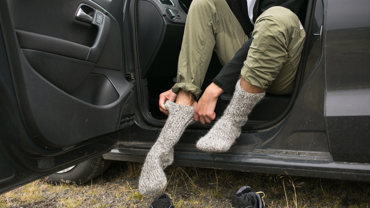 A legislação brasileira deixa claro o que pode e o que não pode ser usado nos pedais do carro