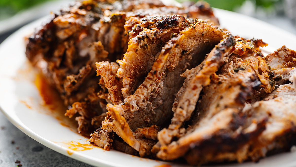 Mas, diante do aumento de preços em geral, muita gente tem buscado alternativas mais econômicas e uma delas ganhou destaque: o pernil suíno.