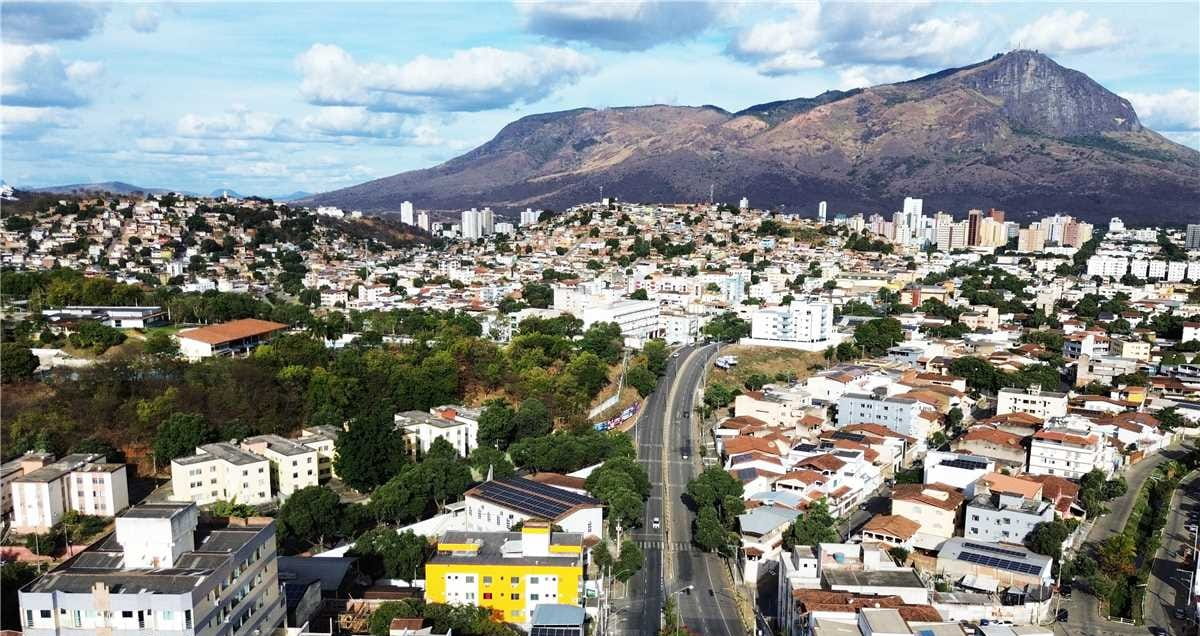 Emancipada oficialmente entre 1937 e 1938, a cidade cresceu impulsionada pelo avanço ferroviário, pelo comércio regional e pela chegada de diferentes grupos migratórios