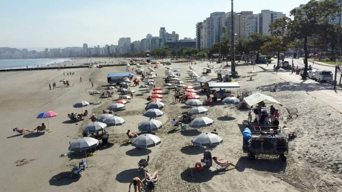 Praia de Santos cheia durante final de semana de feriado