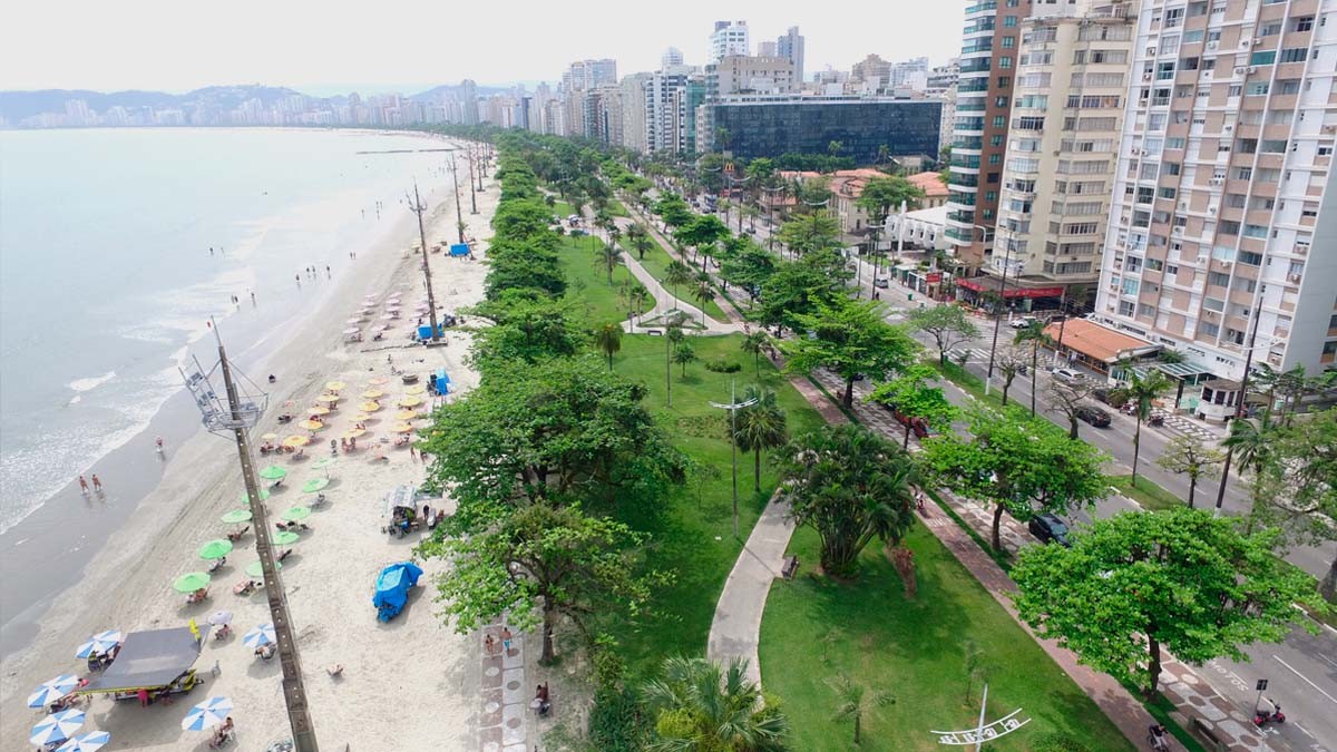 Vista do alto do Canal 6, em Santos, com movimento na praia
