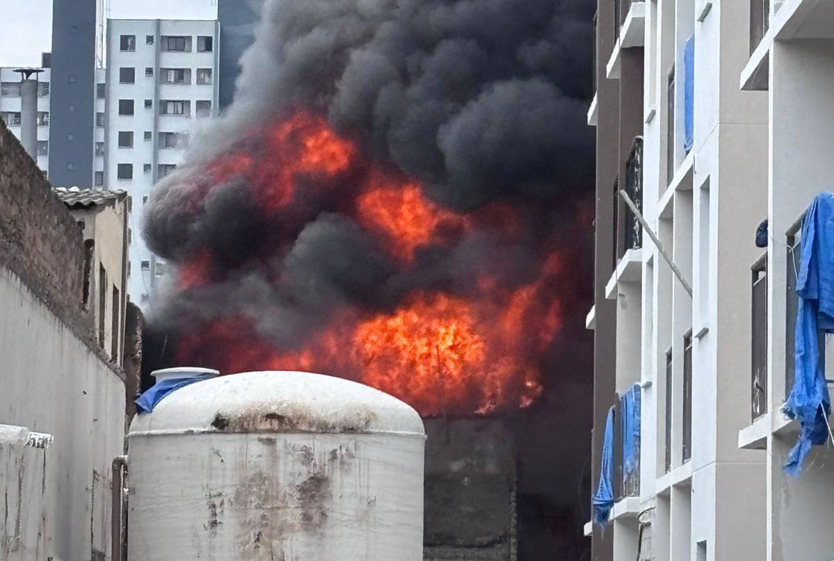 Um grave incêndio atingiu a região do Brás no início da tarde desta sexta-feira (14), na rua Martin Buchard, localizado próximo a estação da CPTM