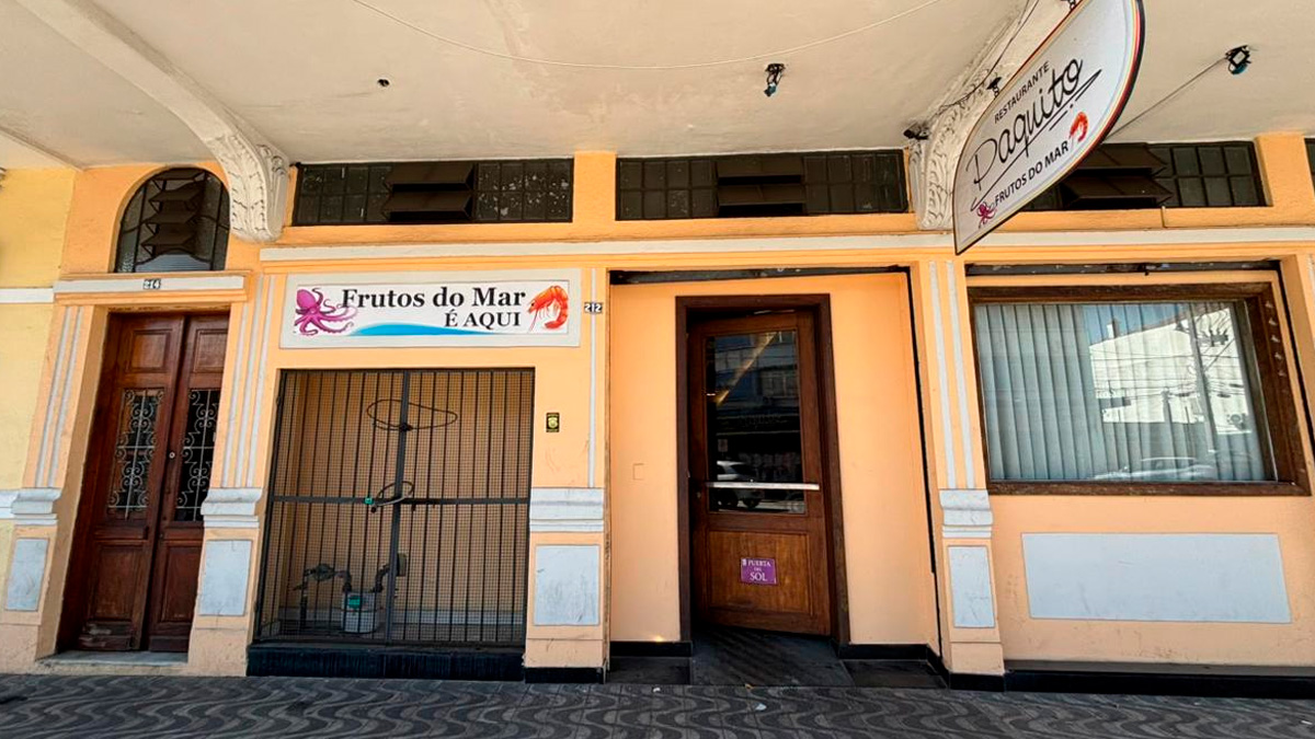 Entre as construções antigas do Centro Histórico de Santos, uma fachada amarela guarda mais de seis décadas de história.