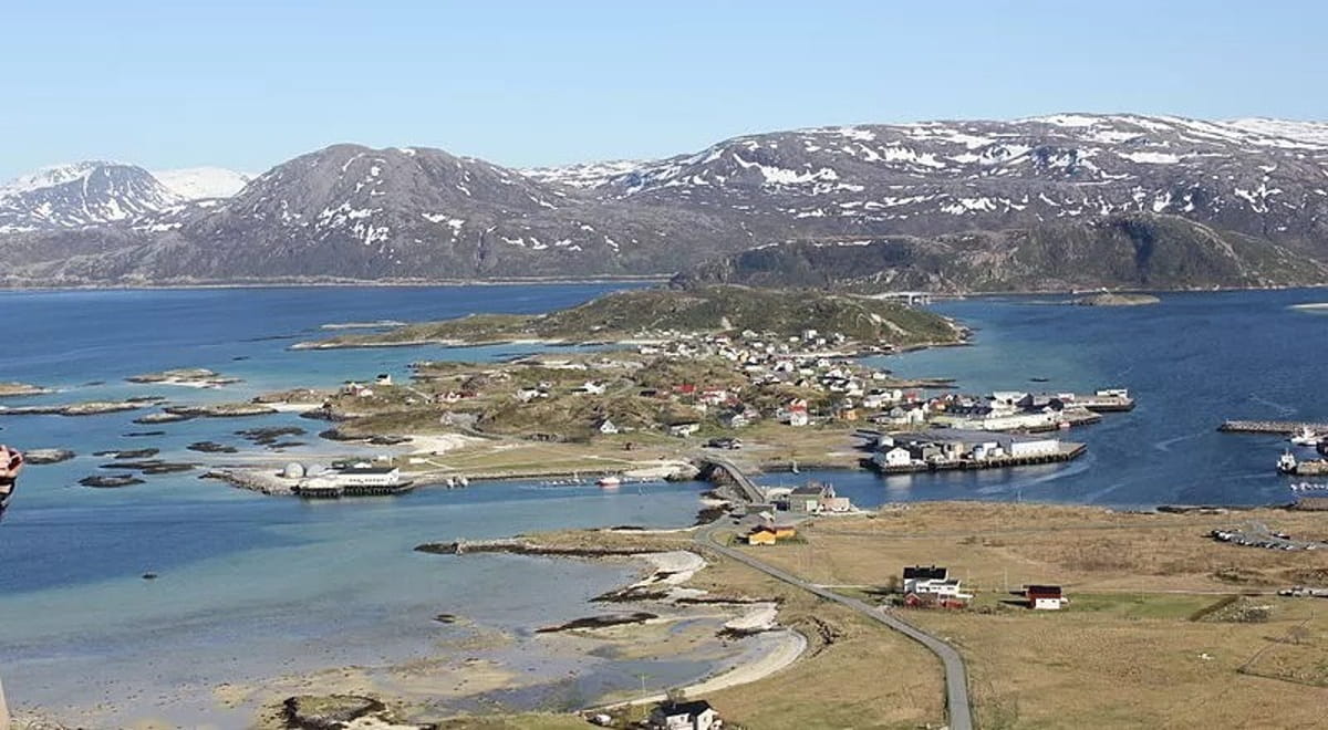 Em vez de serem guiados por horários fixos, os habitantes passam a se orientar pelo corpo, pela luz e pela rotina natural