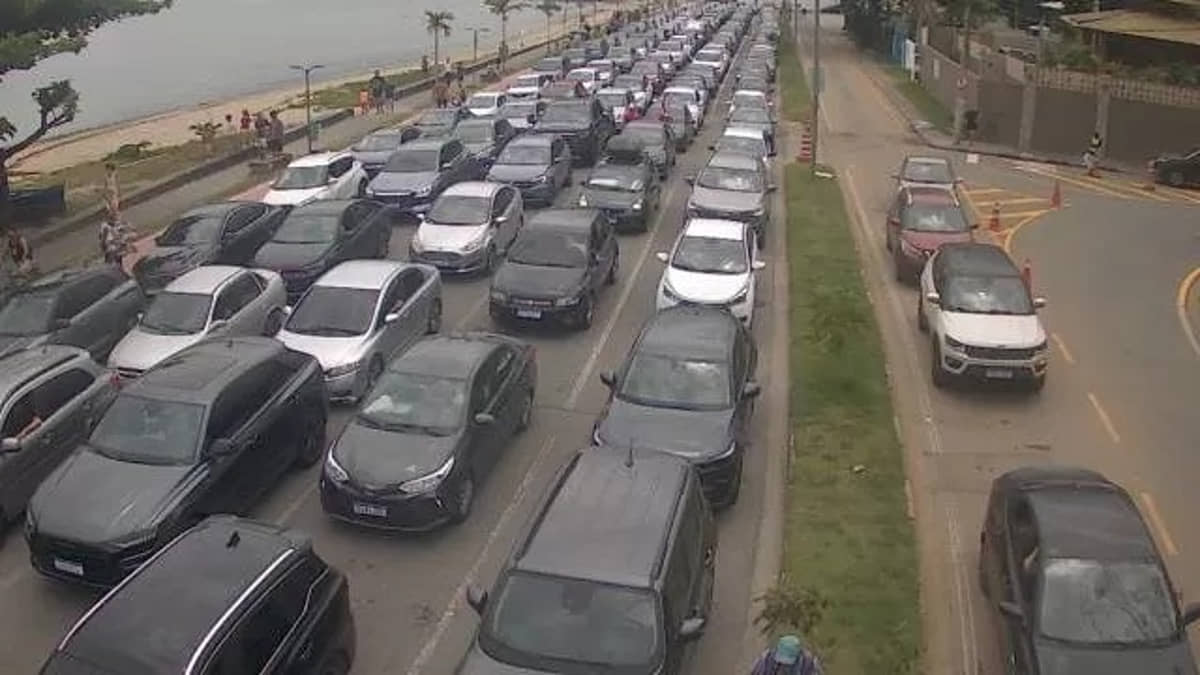 Quem tenta sair de Ilhabela está mofando na fila por pelo menos 2 horas e meia