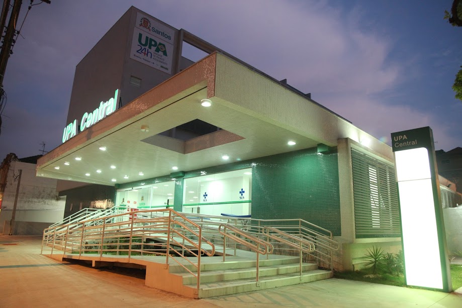 Os guardas encontraram o homem visivelmente alterado e constatam que ele havia quebrado parte do mobiliário da UPA