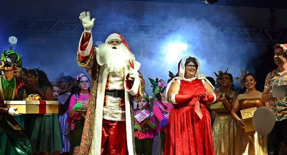 Personagens natalinos, figurinos temáticos e performances coreografadas completam o espetáculo
