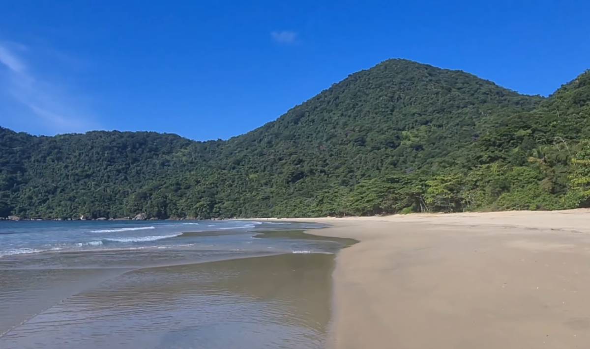 O mar costuma ser agitado e há valas escondidas na areia, o que exige atenção redobrada