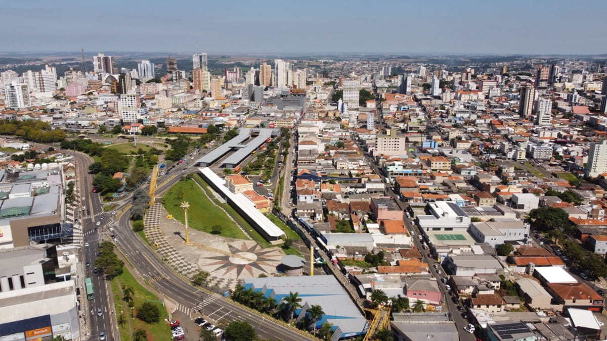 Com cerca de 375 mil habitantes, segundo o IBGE, o município se consolidou como um polo regional vibrante, referência em indústria, agronegócio, comércio e ensino superior