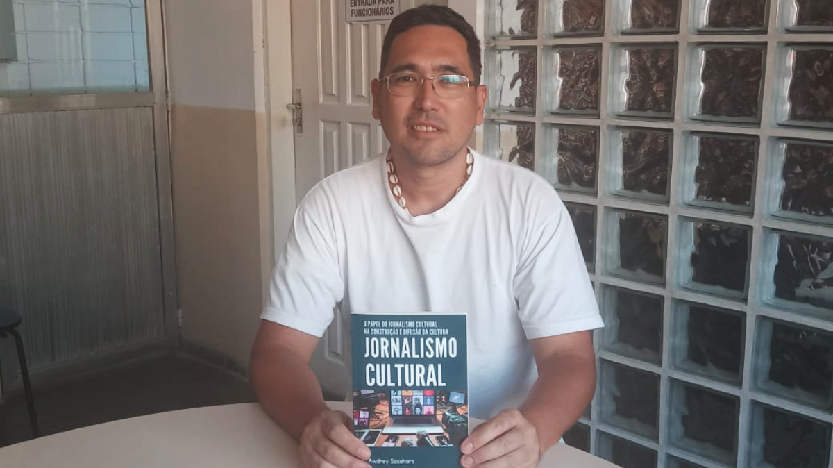 Awdrey lança livro com entrevistas, reportagens e artigos publicados na área cultural, em Itanhaém