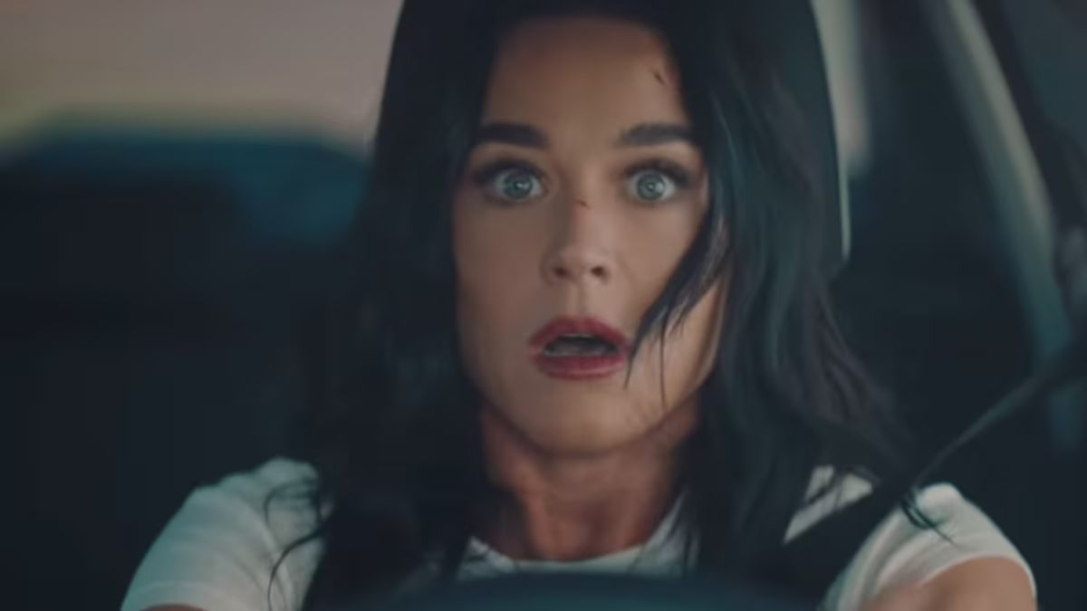 No clipe, Katy Perry insinua o fim da relação ao deixar um anel de noivado escorregar pela pia