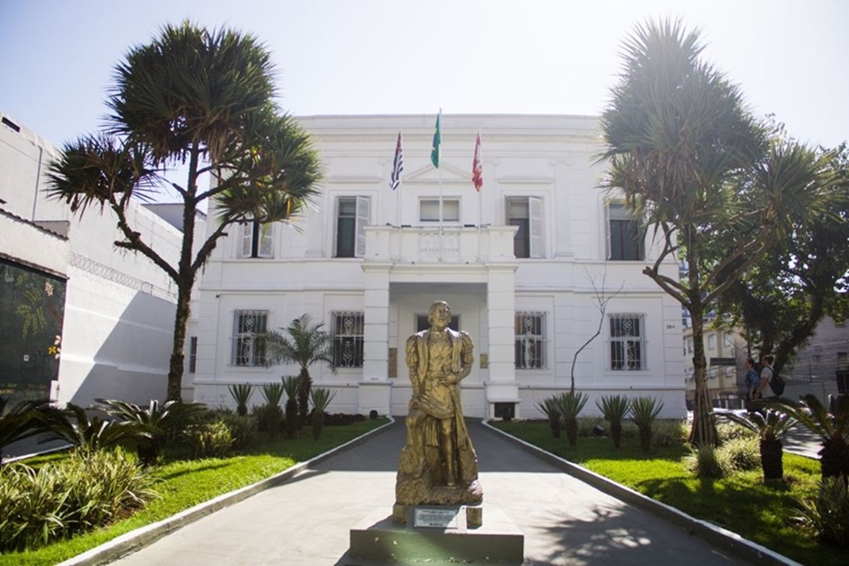 Notificações surpreenderam mais de mil famílias, que receberam débitos retroativos de até dez anos