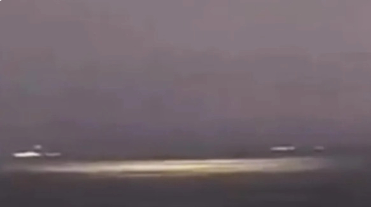 O brilho era tão intenso e inesperado que o silêncio tomou conta do barco