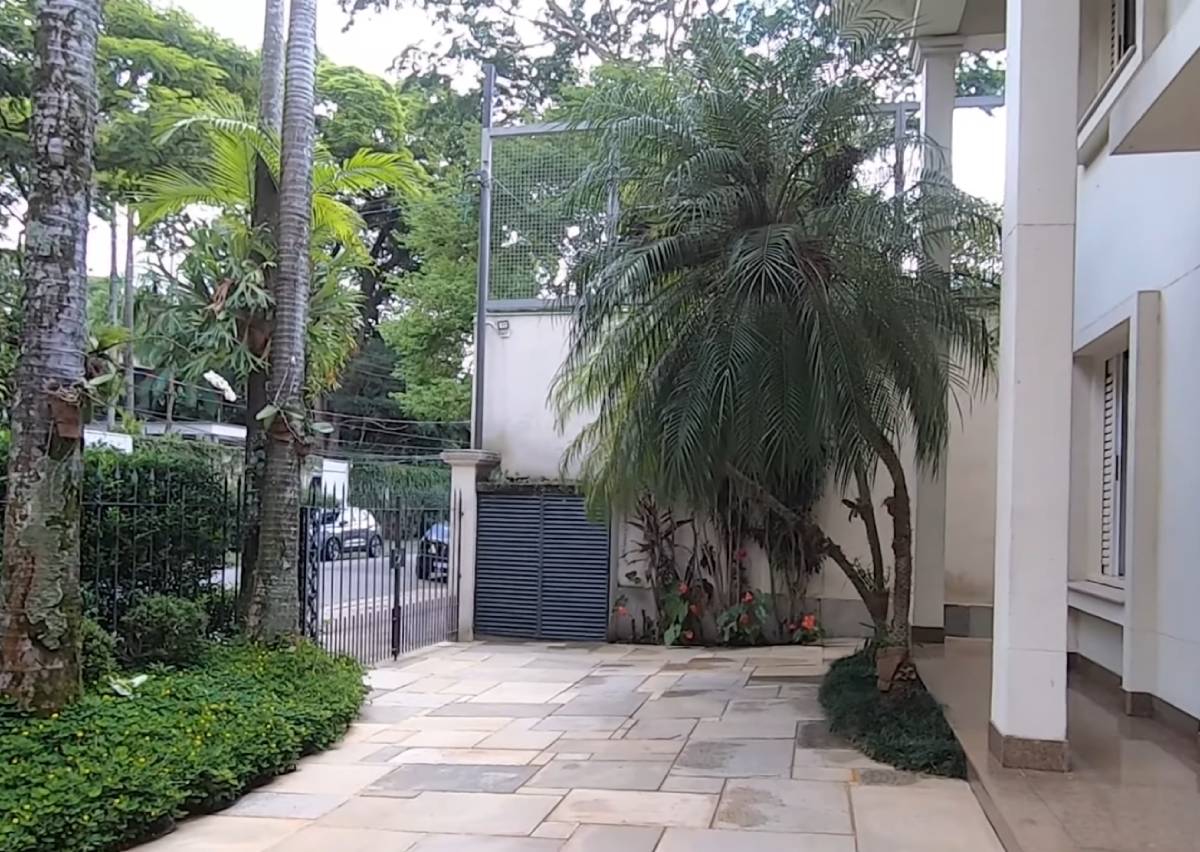 Em rankings elaborados por especialistas, a propriedade aparece com frequência entre as casas mais luxuosas da capital paulista