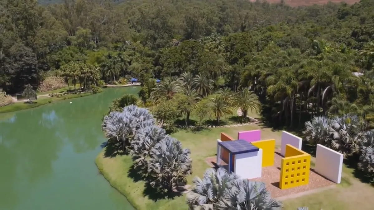 Com mais de 140 hectares de área visitável, lagos, jardins, esculturas monumentais e dezenas de galerias, o passeio exige planejamento para ser aproveitado ao máximo