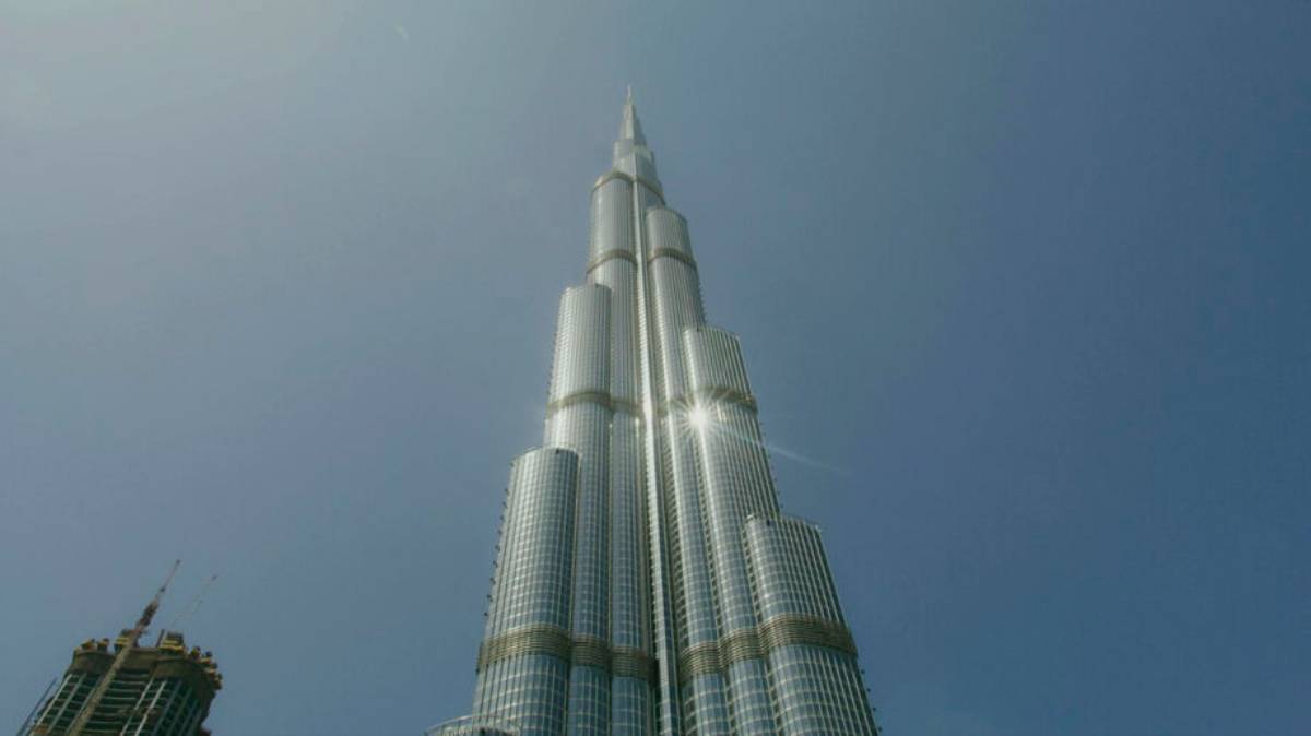 Localizado em Dubai, símbolo máximo da riqueza e do luxo dos Emirados Árabes Unidos, o Burj Khalifa abriga tanto residências quanto espaços comerciais e turísticos