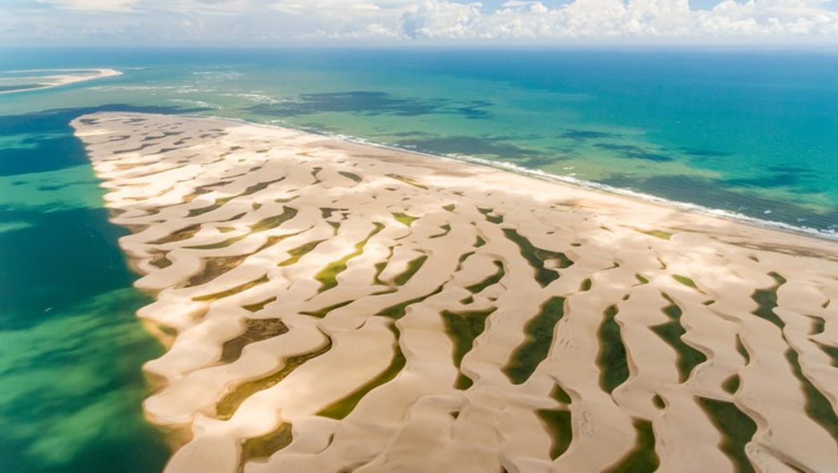 Raro fenômeno geográfico em mar aberto, ele forma um labirinto de ilhas, dunas, manguezais e canais navegáveis, com forte potencial para o ecoturismo e o turismo científico.