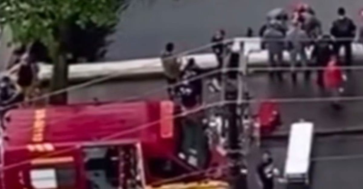 A ocorrência foi flagrada por câmeras de monitoramento da Prefeitura, que registraram o momento em que o veículo atinge o pedestre