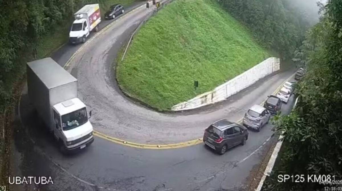 A descida é íngreme, com curvas acentuadas e visibilidade limitada em alguns trechos, exigindo atenção redobrada dos motoristas