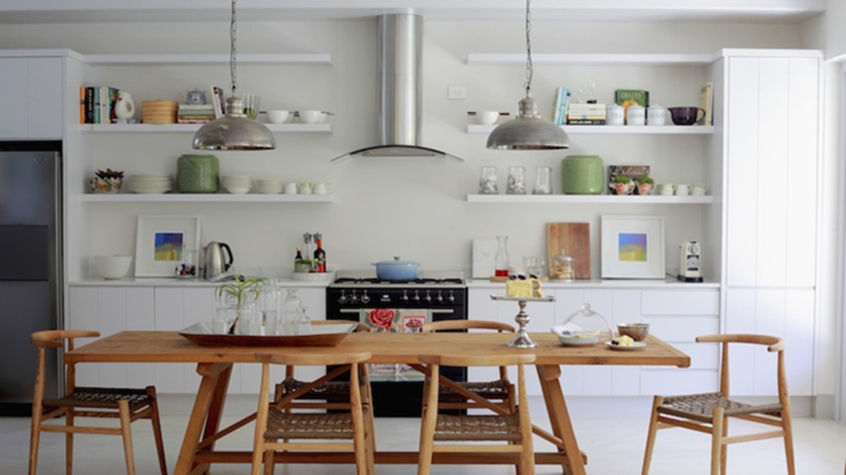 Além de trazer mais praticidade, as prateleiras abertas oferecem uma sensação de leveza e amplitude que transforma o ambiente