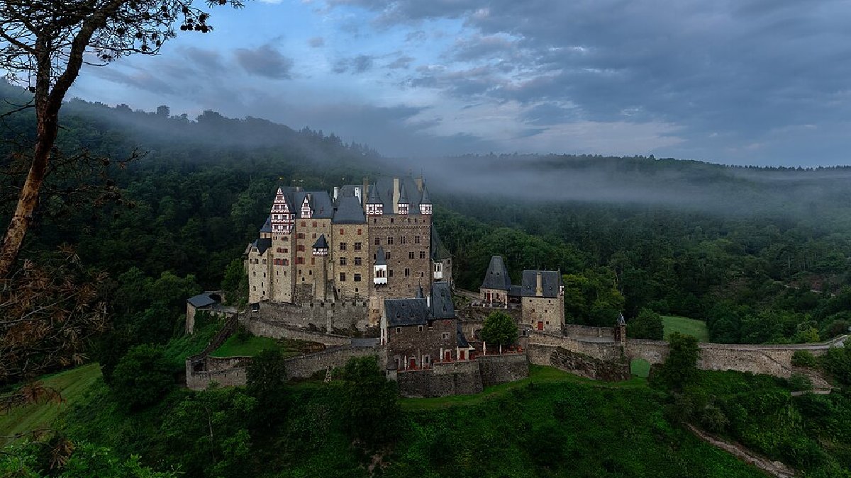Conheça o castelo escondido entre colinas que guarda a mesma família há séculos