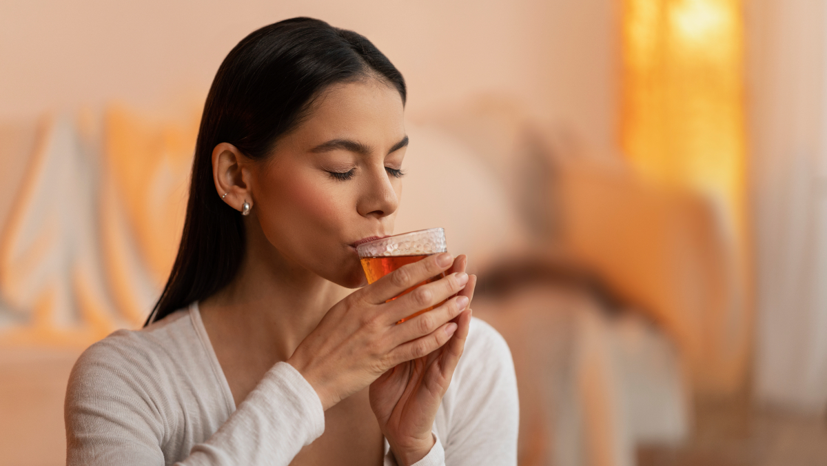 Beber infusões antes de dormir é um hábito antigo e eficaz para quem busca bem-estar