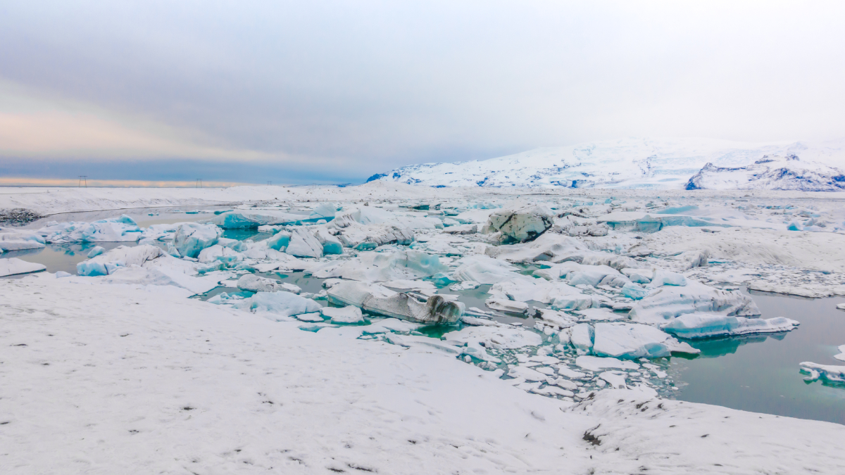 Por baixo da imensidão branca da Antártida, há um relevo complexo e acidentado