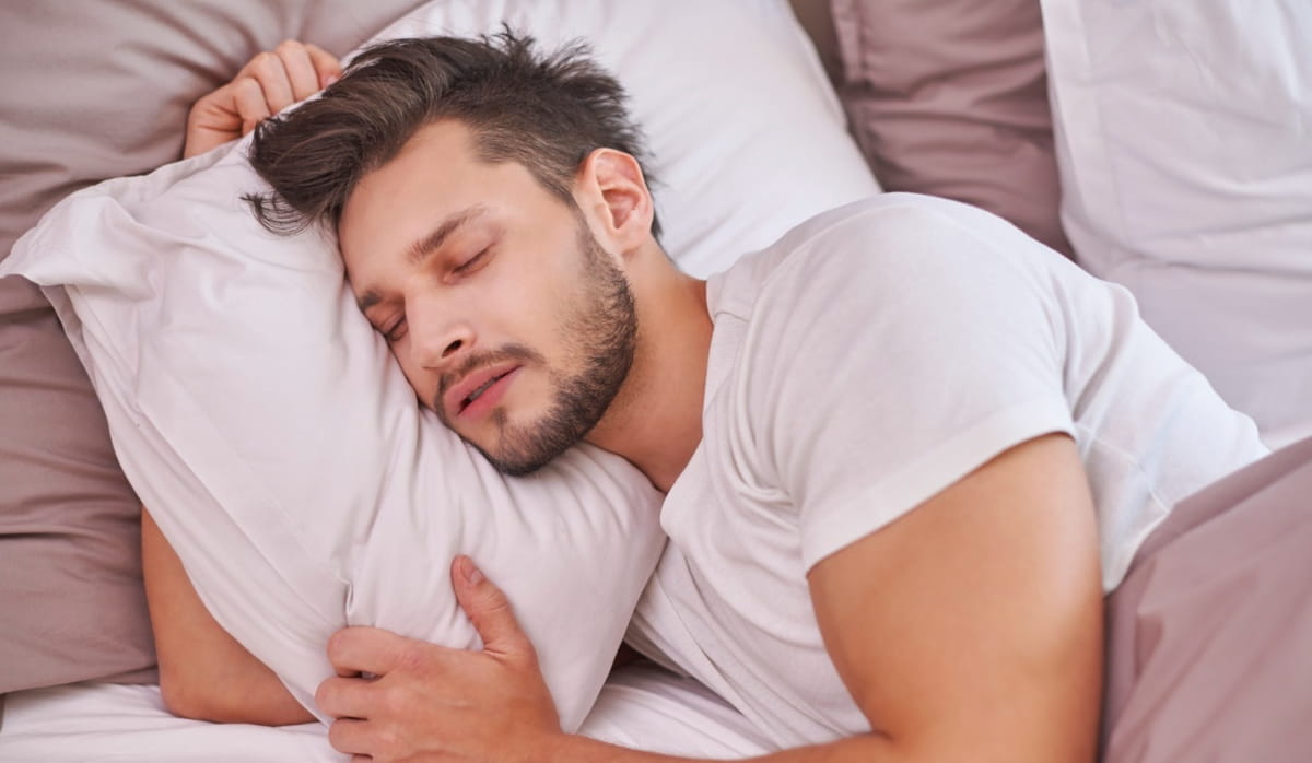 O cérebro, mesmo durante o repouso, continua ativo e busca organizar experiências intensas, recriando simbolicamente laços e conversas que ficaram interrompidos