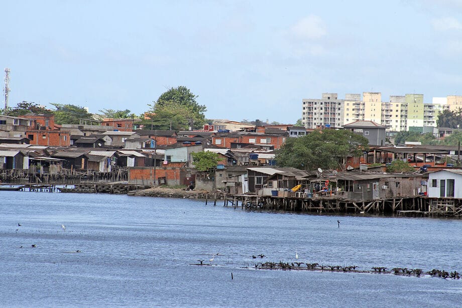 O racismo ambiental é a imposição desigual de danos ecológicos a comunidades minoritárias