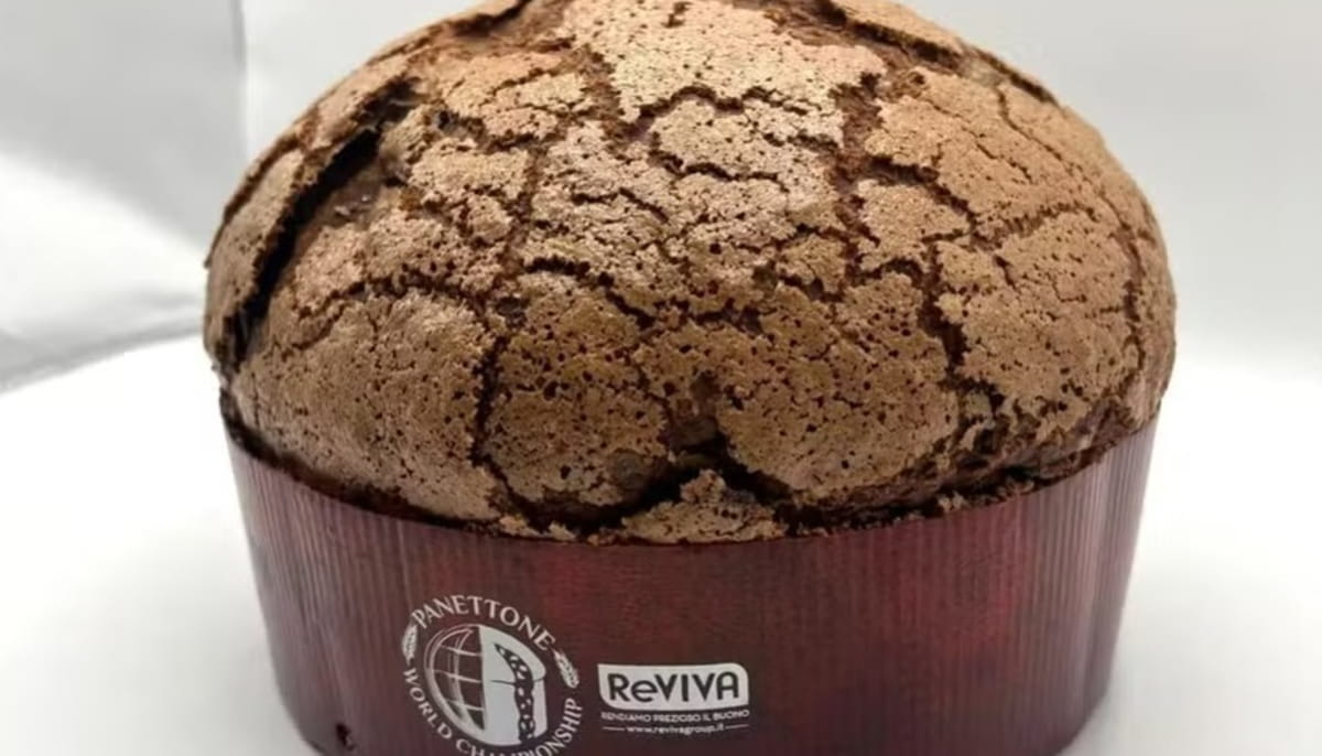 O panetone premiado pesa 550 gramas e combina massa de cacau 70%, gotas de chocolate ao leite, glaze de cacau, farinha de amêndoas e de avelã e lascas de chocolate incorporadas à massa