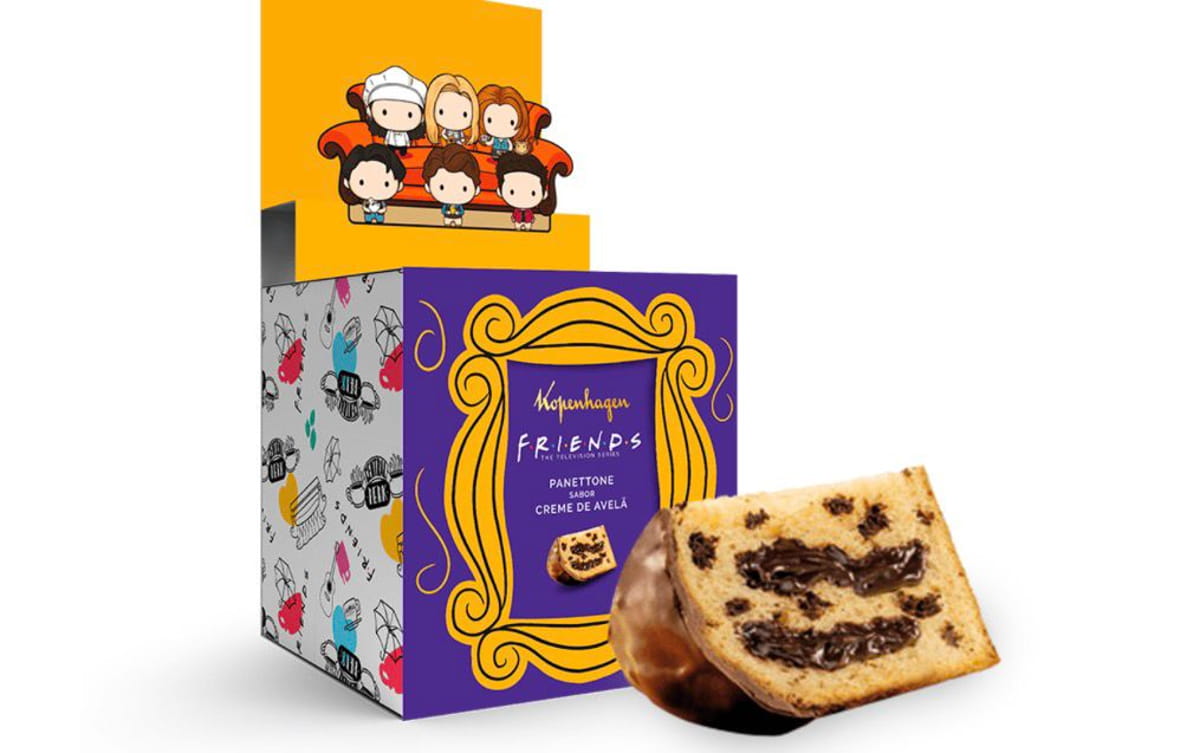 Além do sabor, o destaque vai para a embalagem especial, que revela um cenário com os personagens da sitcom ao abrir a caixa