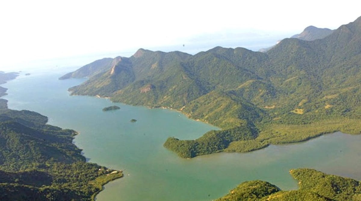 Conhecido popularmente como 'fiorde tropical', apesar de ser, tecnicamente, uma ria, ou seja, um vale costeiro inundado pelo mar, o local de 8 km de extensão e 2 km de largura