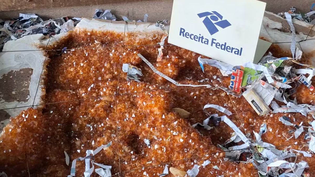 A carga de pedras semipreciosas estava distribuída em cinco contêineres