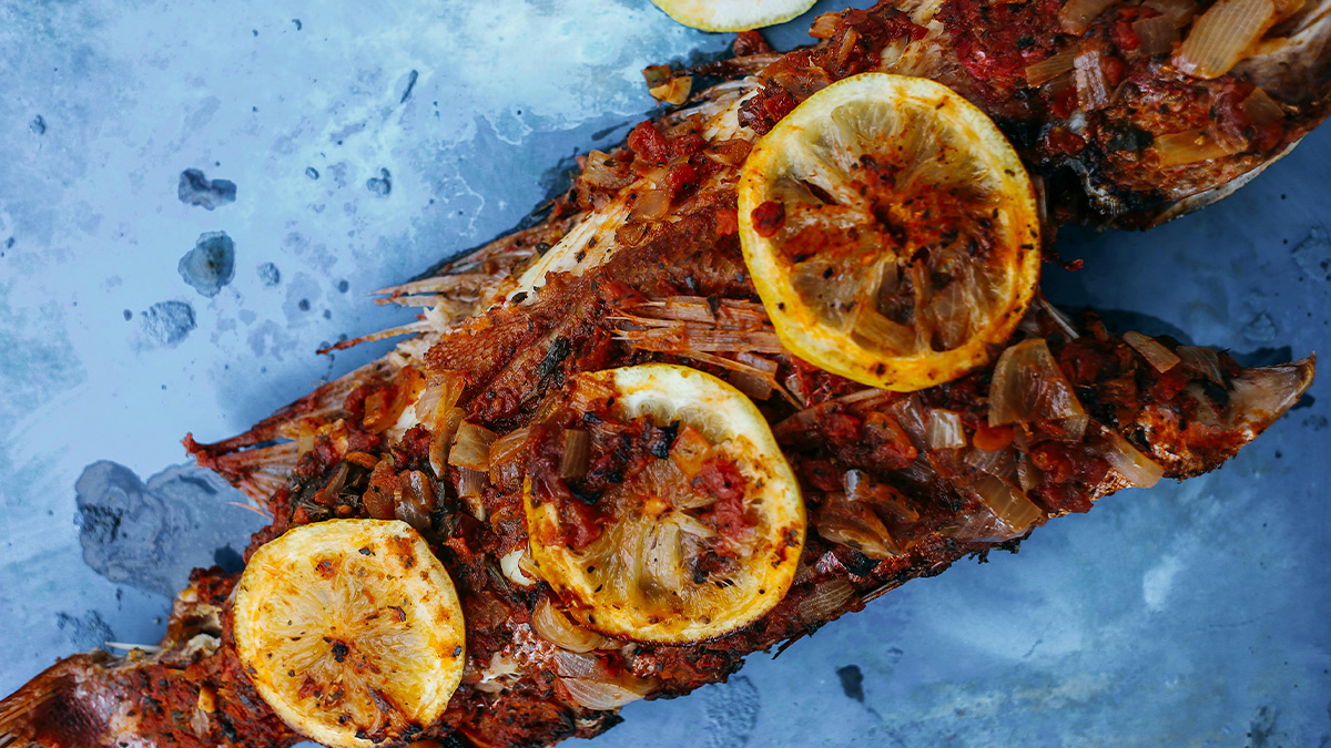 O salmão se tornou presença constante nas mesas brasileiras, especialmente em pratos como sashimi, sushi e receitas grelhadas.