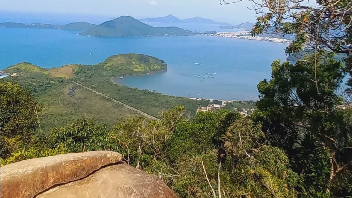 Para chegar lá, é só pegar uma trilha de 3,5 quilômetros