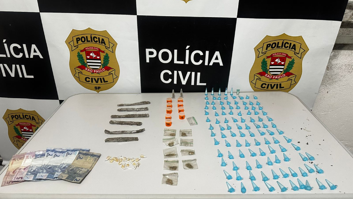 Durante a revista, os policiais encontraram uma sacola escondida sob a camisa do adolescente