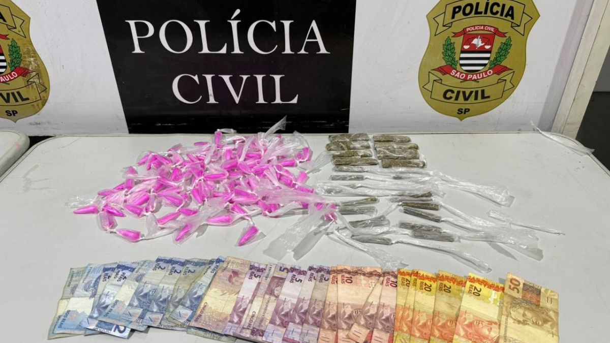 A equipe policial identificou o indivíduo portando uma sacola plástica e observou sua movimentação