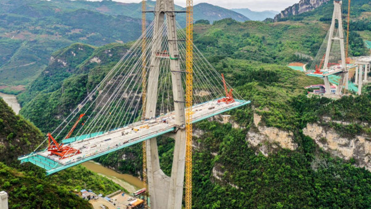 Ponte que ligava Sichuan ao Tibete desaba meses após ser inaugurada/ Na imagem ponte Hongjun sobre rio Chishui