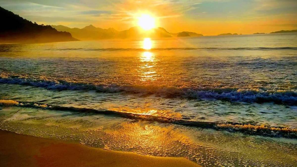 A rara combinação de praias voltadas para o oeste e o relevo da Serra do Mar criam o cenário perfeito para um espetáculo de cores que desafia a geografia do litoral leste