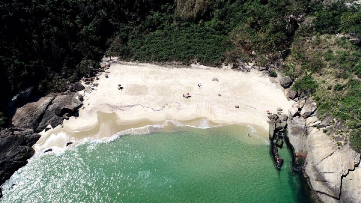 Sua paisagem é composta pelo mar extremamente esverdeado
