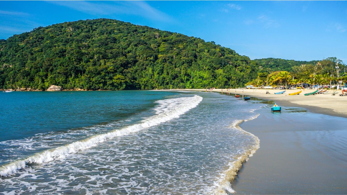 Conheça a Praia do Lázaro, em Ubatuba, onde a mesma faixa de areia oferece infraestrutura completa e também um refúgio de tranquilidade