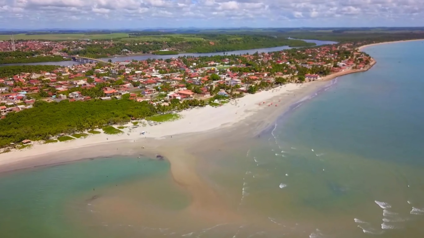 A região combina falésias de tons variados, águas mornas e praias ainda pouco exploradas