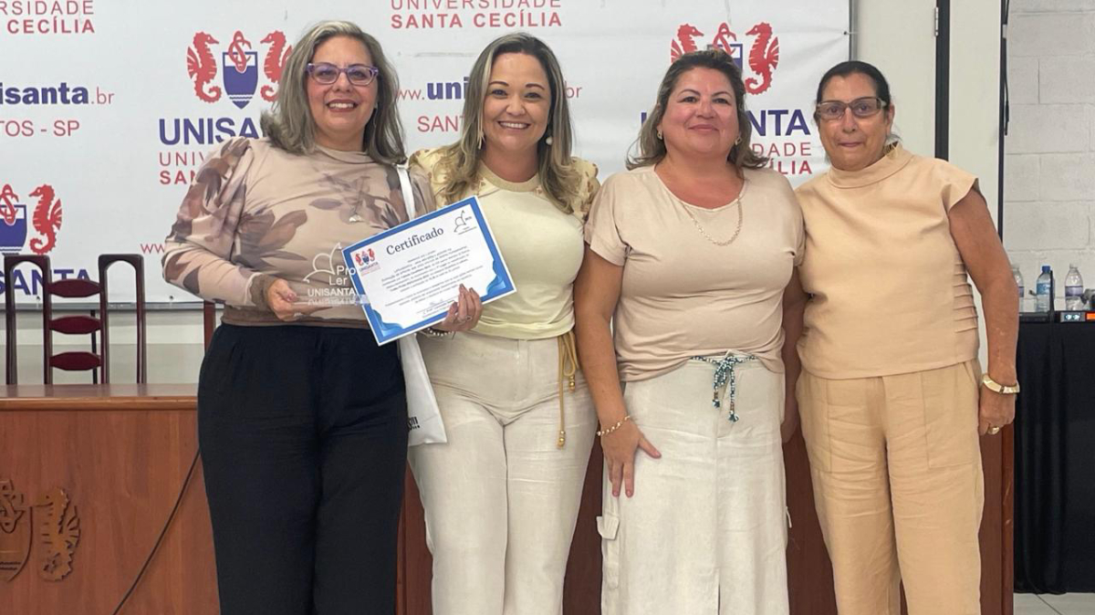 Professoras comemoram o troféu Proler, de incentivo à leitura, na Universidade Santa Cecília, em Santos