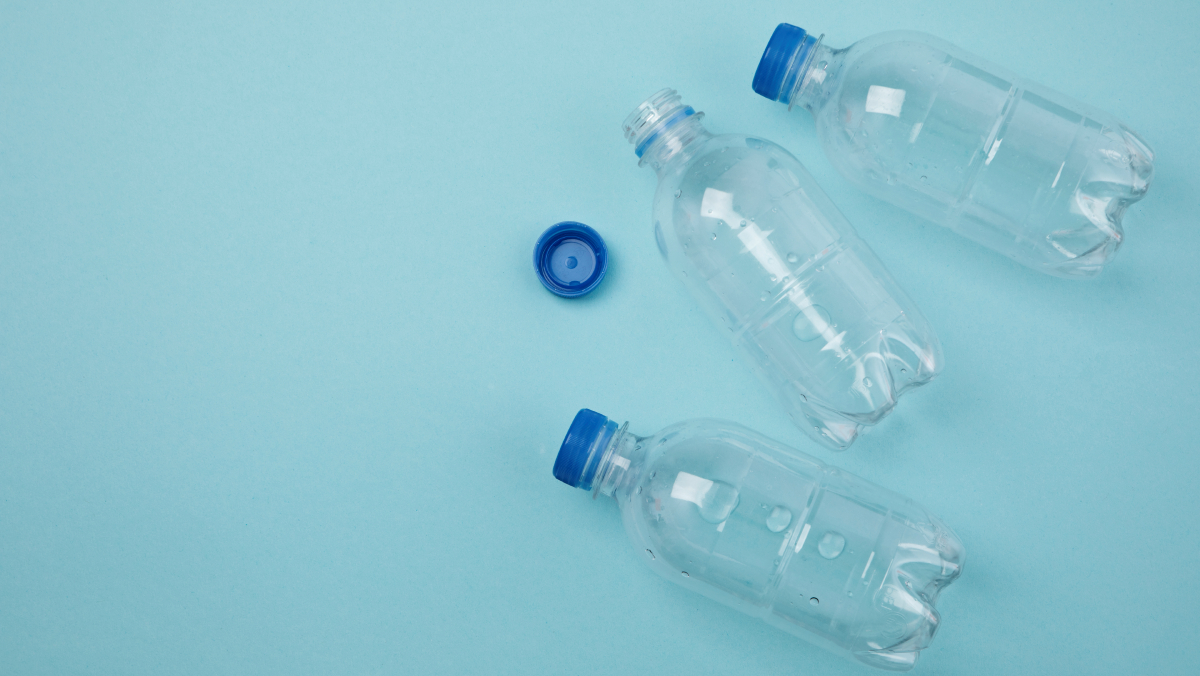 A garrafa PET, já tão consolidada no cotidiano, passa por um redesenho silencioso
