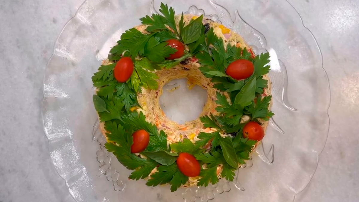 A preparação segue a base do salpicão tradicional, mas o diferencial está na apresentação.