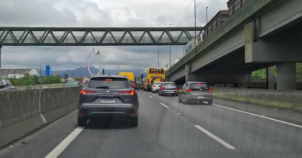 No sentido São Paulo, há lentidão do km 12 ao km 10 por causa do alto fluxo de veículos